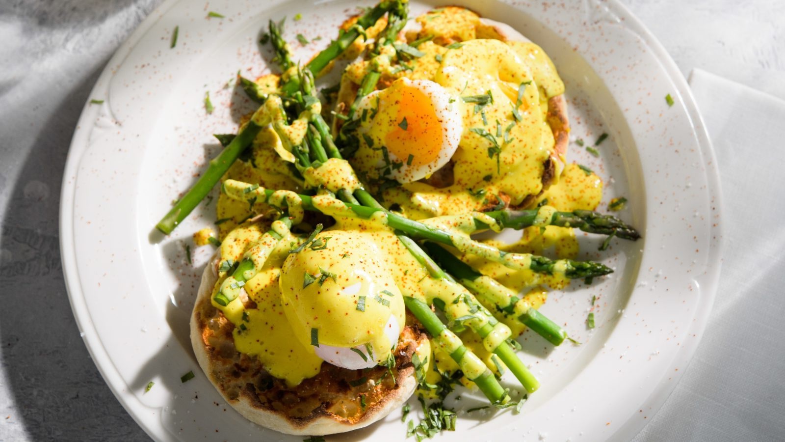 eggs-benedict-with-asparagus-recipe
